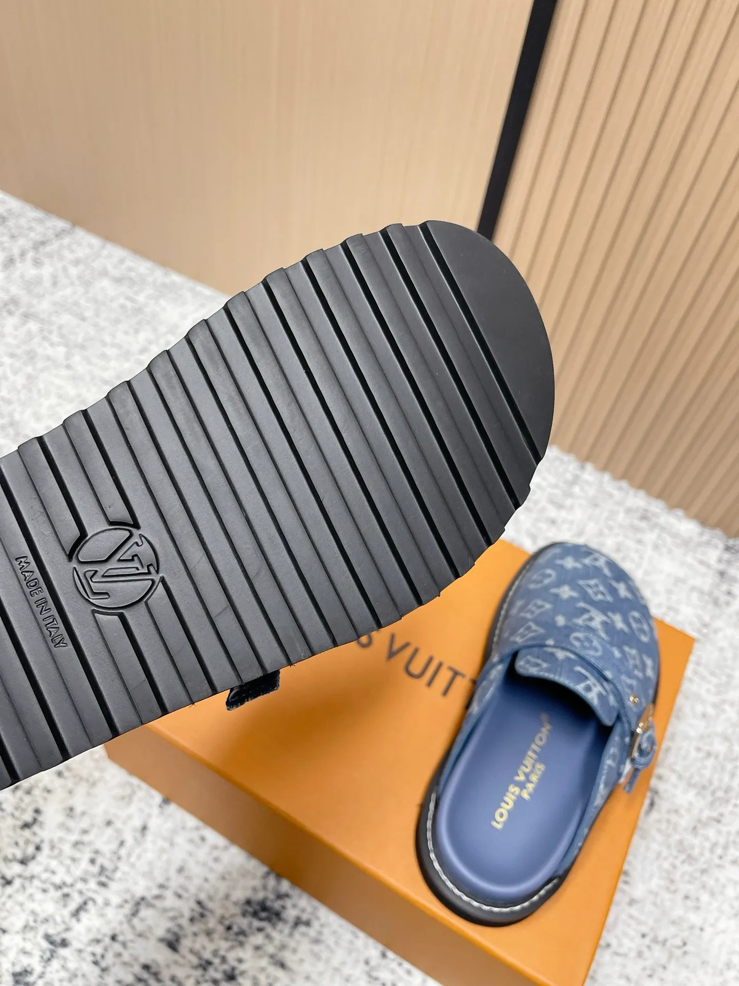 [L Family] P: 460💰 Size: 35-46 (female 40.41, male 45 46 custom-made) Top version Louis vuitton Lv new couple Birkenstock slippers. Cute and cute, not too good on the feet. Simple and high-end slingback design. Ready to wear and go. Good news for lazy people. Imported cowhide leather upper/imported old calico. Original hardware buckle, original molded high-density foam outsole.